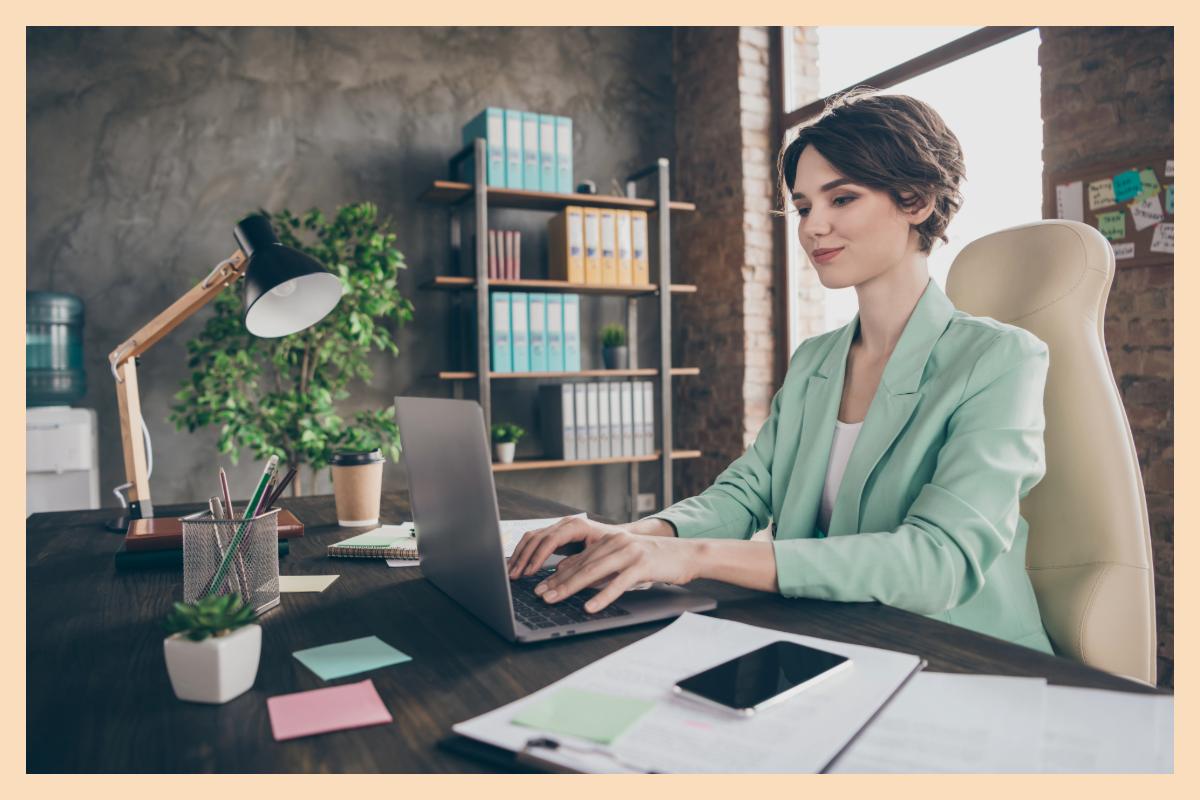 junge Frau bei der Arbeit